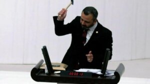 Meclis’te çekiçle cep telefonu kıran CHP’li Erbay’a dava açıldı