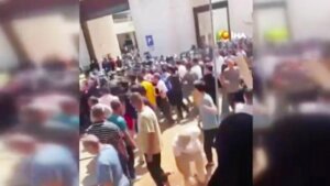 “Camiyi yıkıyorlar” savı Müslümanları sokağa döktü