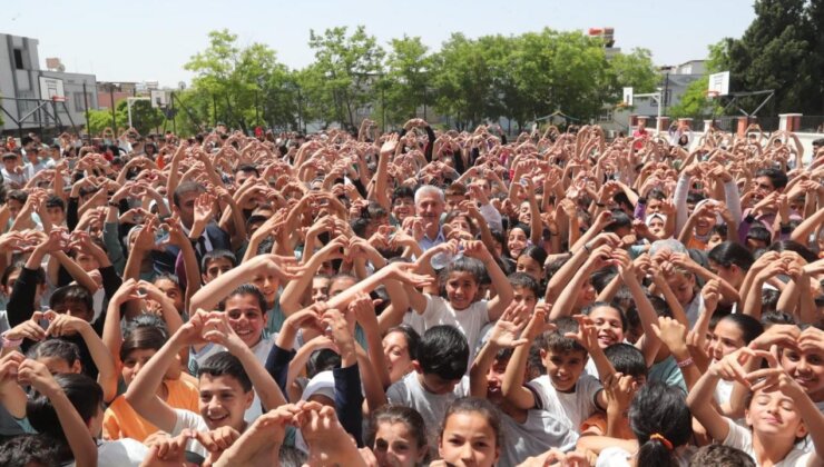 Lider Tahmazoğlu’ndan öğrencilere 120 bin tişört