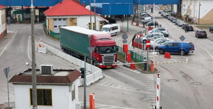 Polonya’dan Rusya ve Belarus plakalı tır ve kamyonlara giriş yasağı