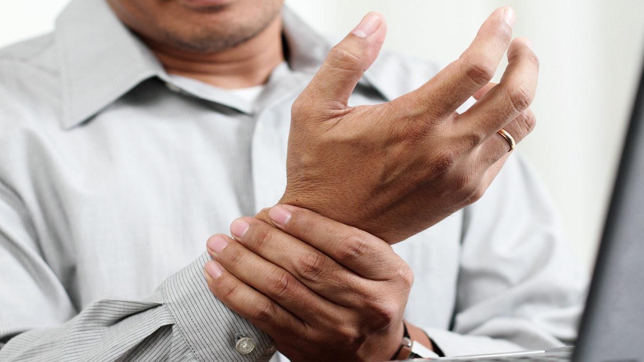 sol el parmak uyusmasi neden olur kalp krizi mi el parmak karincalanmasi nasil gecer 1