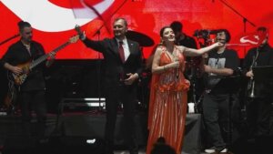 AK Partili liderden skandal hareket: AK Partililere küfreden Mosso birlikte müzik söyledi