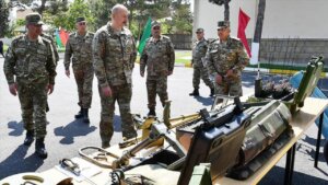 Azerbaycan yeni İHA’lar ve uzun menzilli füzeler alacak