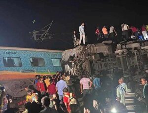 Hindistan’da katliam üzere kaza: 50 meyyit, 300 yaralı