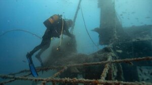 Karaburun’da 30 metre derinlikteki batıktan “hayalet ağ” topladılar