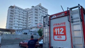 Diyarbakır’da hastane penceresinden atılan sigara asma çatıyı yaktı