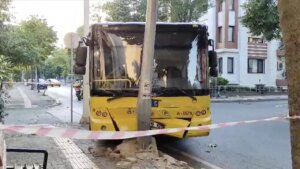 İstanbul’da İETT otobüslerinin karıştığı iki kaza meydana geldi