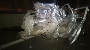 İzmir’de kamyonet arabaya geriden çarptı: 1 meyyit, 2 yaralı