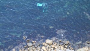 Şoförü el frenini çekmeyi unuttu: Araba 150 metreden denize düştü