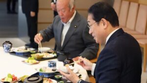 Dünya bu öğlen yemeğini konuşuyor: Japon başbakan kanıtlamak için paylaştı