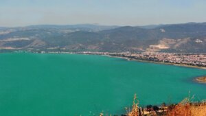 İznik Gölü’nde alg patlaması: Turkuaza büründü