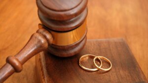 Yargıtay’dan karar: Ameliyat sırasında ilgilenmeme ve üstlerine şikayet boşanma sebebi