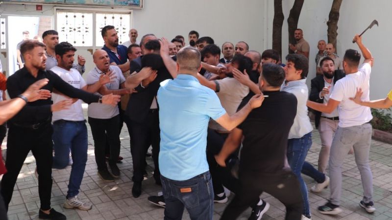 CHP Kongresi’nde arbede: Orakla kavgaya girdi