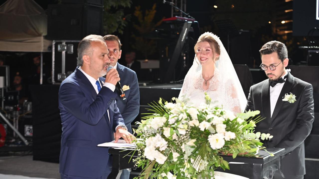 Bursa Büyükşehir Belediye Lideri Alinur Aktaş oğlunun nikahını kıydı