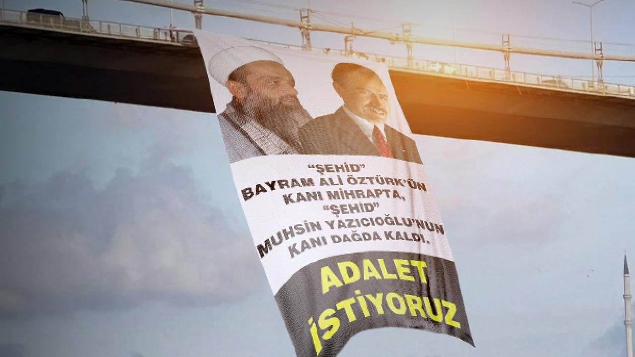 Şehitler Köprüsü’nde manalı afiş: Bayram Ali Öztürk hoca ve Muhsin Yazıcıoğlu…